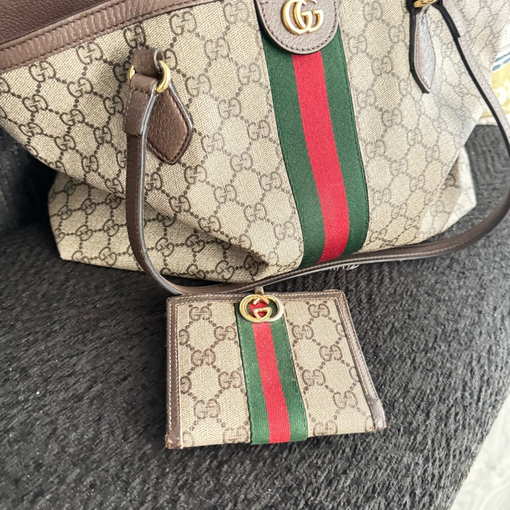 GUCCI
Beige and Brown Wallet with Red and Green Stripe-Pre-loved